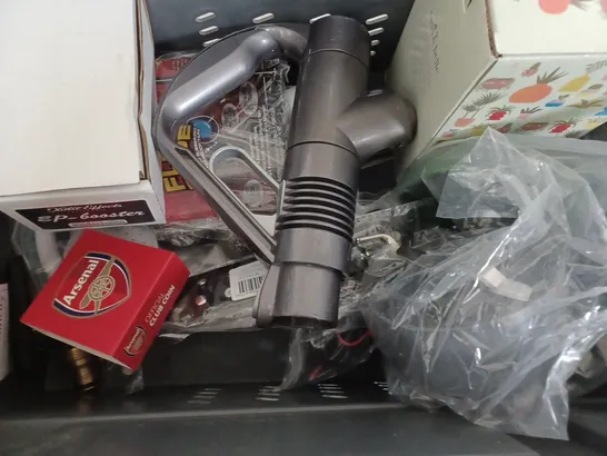 BOX OF APPROXIMATELY 12 ASSORTED ITEMS TO INCLUDE - CURTAIN ROB - CAMPING GAS HOSE - ARSENAL COIN ETC