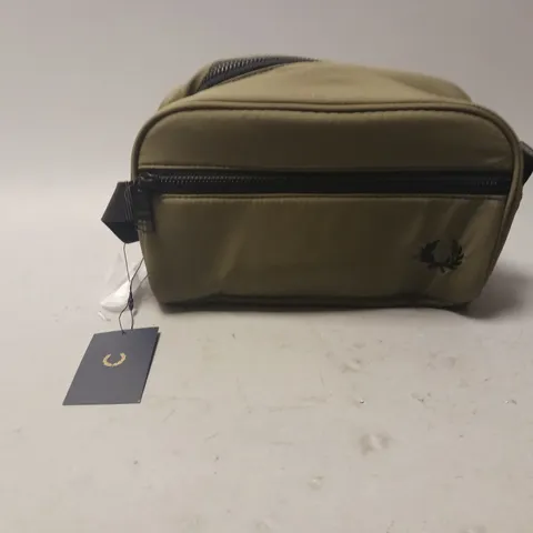FRED PERRY RIPSTOP WASH BAG IN OLIVE 