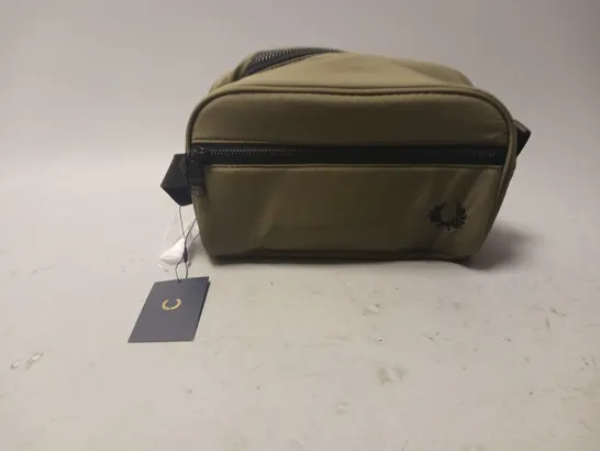 FRED PERRY RIPSTOP WASH BAG IN OLIVE 