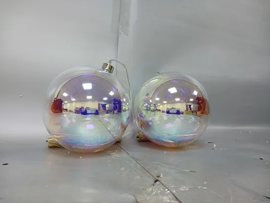 BOXED BUNDLEBERRY BY AMANDA HOLDEN SET OF 2 PRE-LIT GLOBES