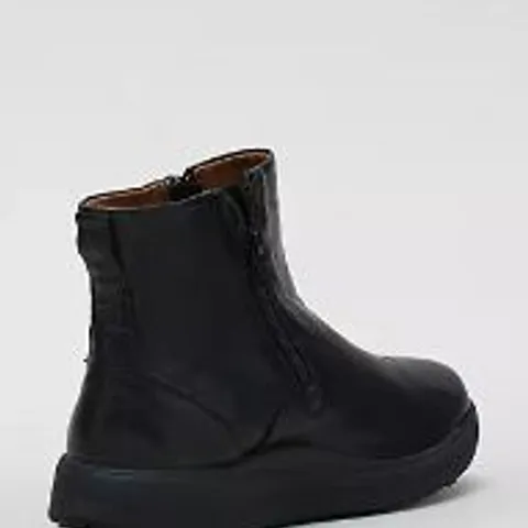 STRIVE BAMFORD II WATER RESISTANT ANKLE BOOT BLACK SIZE 6 AND A HALF