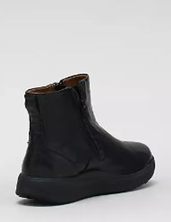 STRIVE BAMFORD II WATER RESISTANT ANKLE BOOT BLACK SIZE 6 AND A HALF