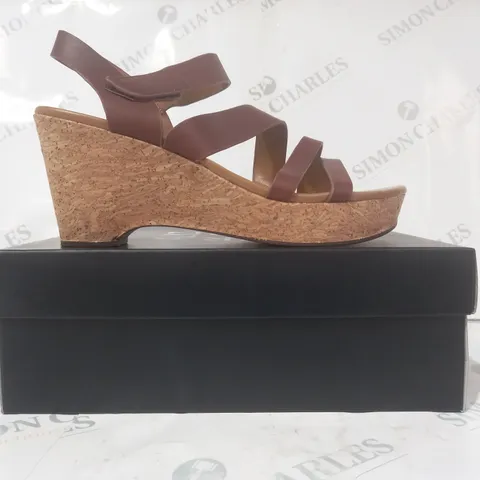 BOXED PAIR OF NATURALIZER OPEN TOE STRAPPY WEDGE SANDALS IN BROWN SIZE 6