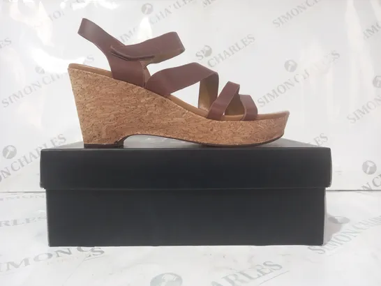 BOXED PAIR OF NATURALIZER OPEN TOE STRAPPY WEDGE SANDALS IN BROWN SIZE 6