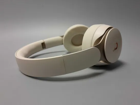 BEATS TRUE WIRELESS HEADPHONES IN WHITE