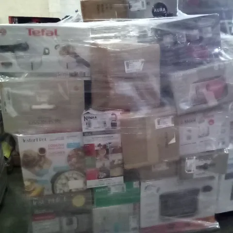 PALLET OF APPROXIMATELY 35 ASSORTED ELECTRICAL ITEMS TO INCLUDE TOASTERS , AIR FRYERS AND COFFEE MACHINES 
