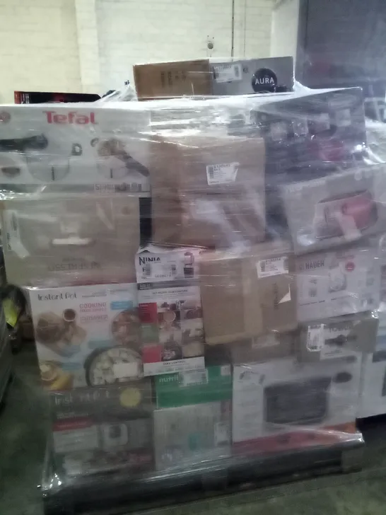 PALLET OF APPROXIMATELY 35 ASSORTED ELECTRICAL ITEMS TO INCLUDE TOASTERS , AIR FRYERS AND COFFEE MACHINES 