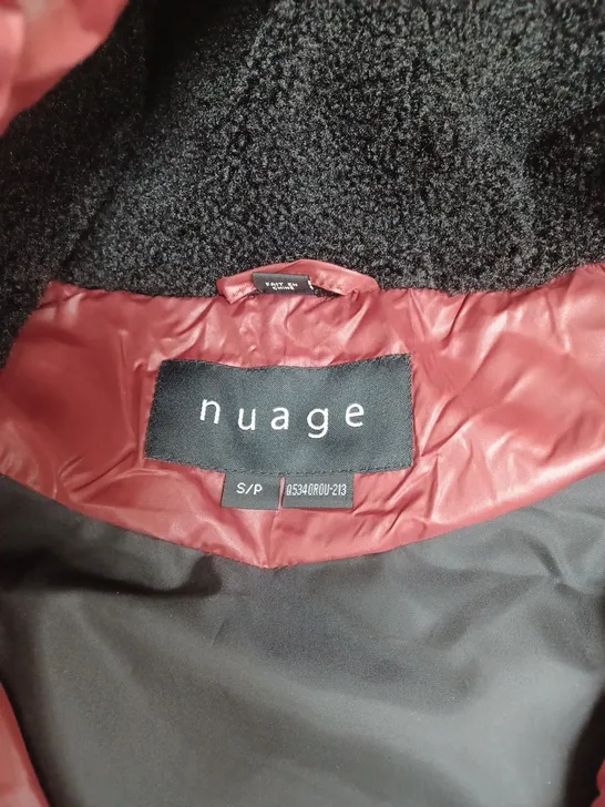 NUAGE LONG PADDED HOODED GILET. ZIP AND POPPER FASTENING. 2 FRONT POCKETS. RED SIZE MEDIUM