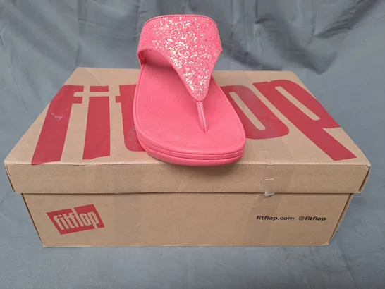 BOXED PAIR OF FITFLOP LULU GLITTER TOE-THONGS IN ROSY CORAL W. GLITTER EFFECT UK SIZE 6