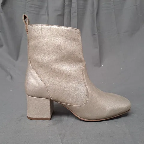 BOXED PAIR OF WHITE STUFF BLOCK HEEL BOOTS IN GOLD UK SIZE 5