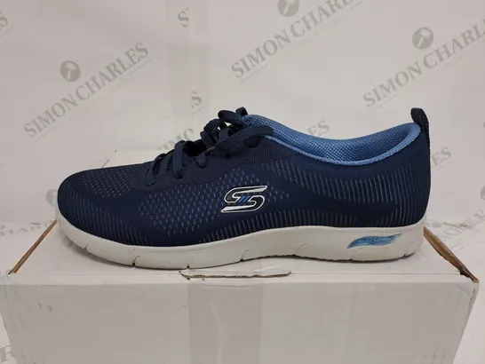 BOXED PAIR OF SKECHERS ARCH FIT TRAINERS IN NAVY SIZE 6.5
