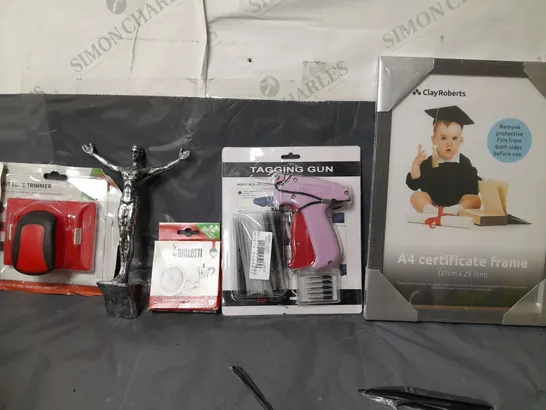 BOX OF APPROXIMATELY 14 ASSORTED ITEMS TO INCLUDE - CLAY ROBERTS A4 CERTIFICATE FRAME , TAGGING GUN , EDGE TRIMMER ETC