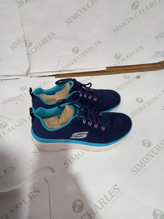 OUTLET SKECHERS D'LUX WALKER TRAINER - SIZE UK 5.5