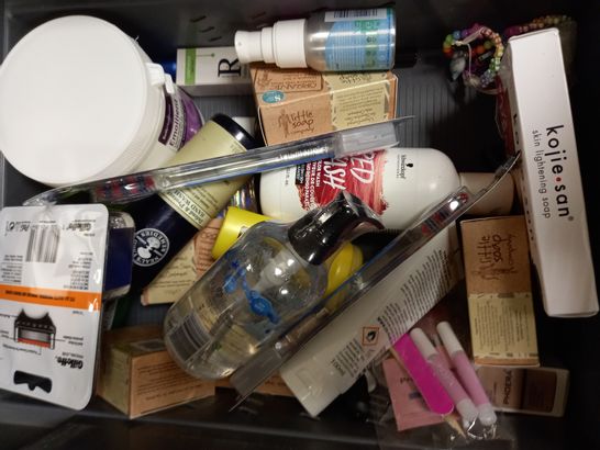 LOT OF APPROXIMATELY 20 ASSORTED HEALTH & BEAUTY ITEMS, TO INCLUDE FFS, REVOLUTION, GARNIER, ETC