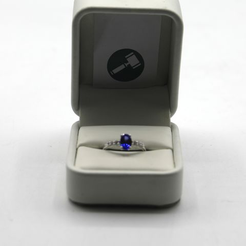 DESIGNER 18ct WHITE GOLD RING SET WITH AN OVAL TANZANITE TO DIAMOND SET SHOULDERS WEIGHT +- 0.90ct