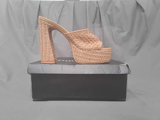 BOXED PAIR OF PRETTY LITTLE THING OPEN TOE PLATFORM HIGH BLOCK HEEL SHOES IN TAN SIZE 6