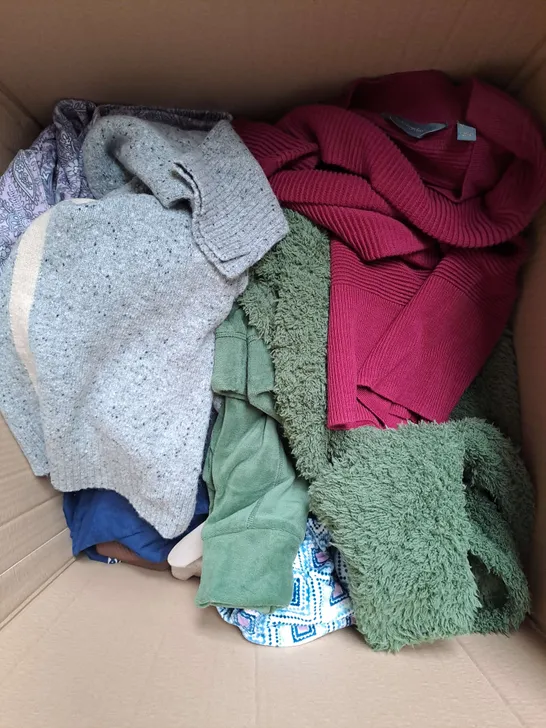 BOX OF APPROX 20 ASSORTED CLOTHING ITEMS TO INCLUDE - DRESS, JUMPERS, TROUSERS ETC