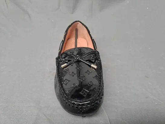 BOXED PAIR OF DESIGNER LOAFERS IN BLACK EU SIZE 42