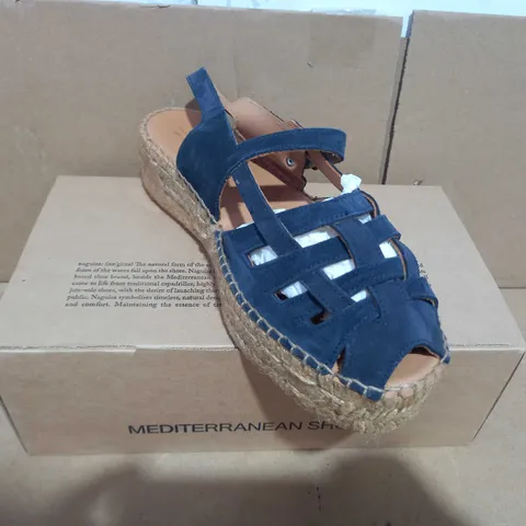 BOXED PAIR OF NAGUISA SANDALS IN NAVY EU SIZE 41