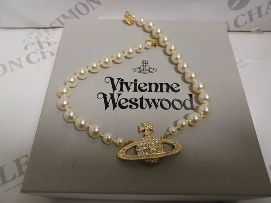 VIVIENNE WESTWOOD PEARL NECKALCE WITH LOGO CENTERPIECE