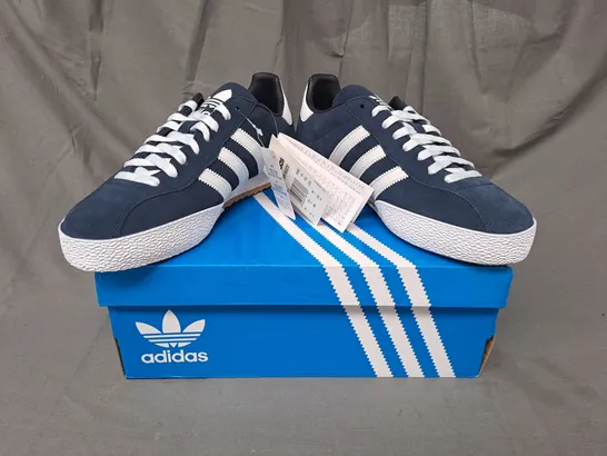 BOXED PAIR OF ADIDAS SAMBA SUPER SUEDE SHOES IN NAVY/WHITE UK SIZE 9.5