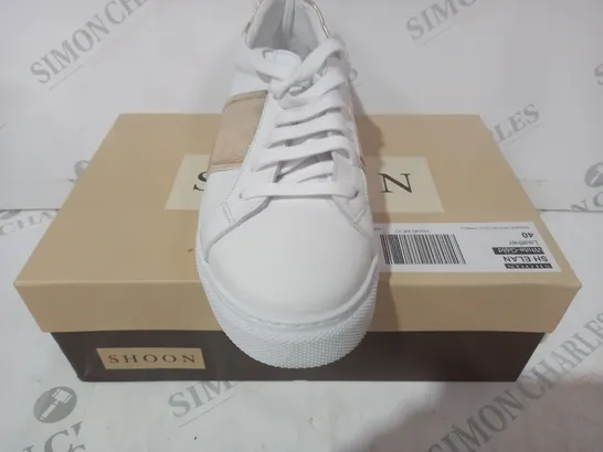 BOXED PAIR OF SHOON LACE UP TRAINERS IN WHITE/METALLIC GOLD SIZE 7