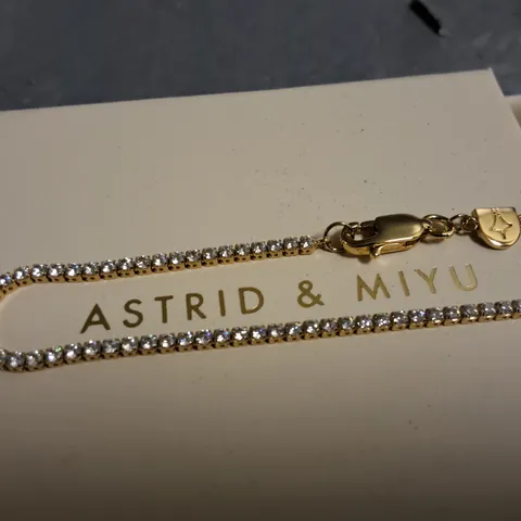 ASTRID & MIYU BRACELET IN GIFT BOX