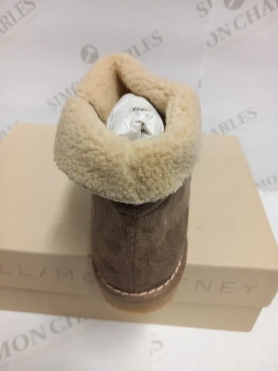 BOXED PAIR OF STELLA MCCARTNEY KICKAPOO LOW BOOT PEBBLE SIZE 40