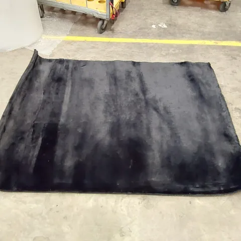 THRAPST SHAGGY BLACK RUG // 120 X 160CM