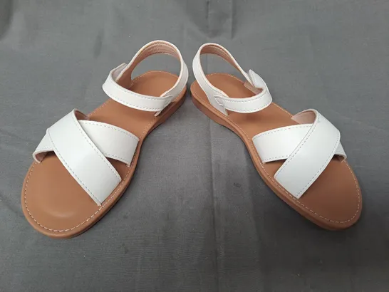 BOXED PAIR OF DESIGNER OPEN TOE CROSS-STRAP FLAT SANDALS IN WHITE EU SIZE 30