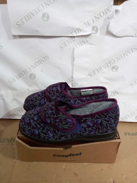 BOXED PAIR OF COSYFEET PLUM FLORAL SLIPPERS SIZE 7