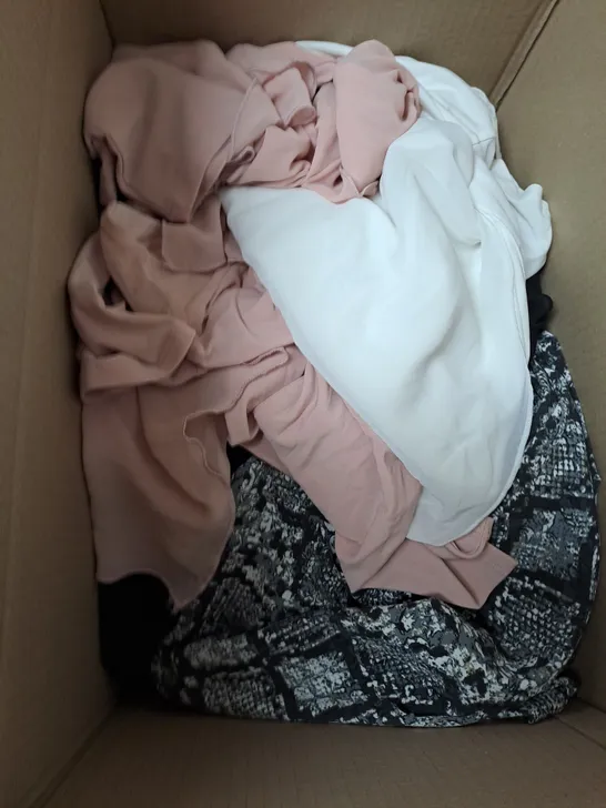 BOX OF ASSORTED CLOTHING ITEMS TO INCLUDE DRESSES - LEGGINGS - TOPS 