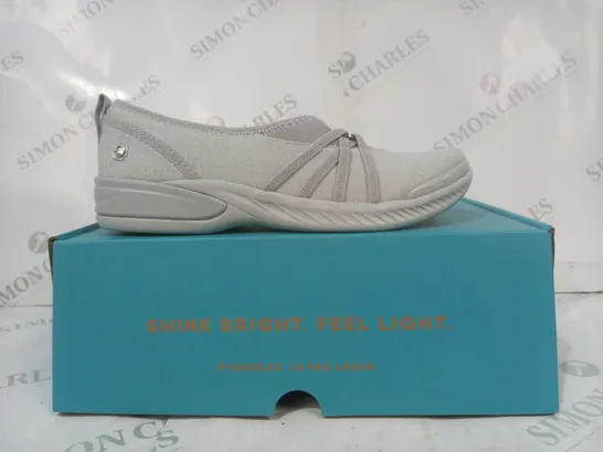 BOXED PAIR OF BZEES SHOES IN LIGHT GREY W. GLITTER EFFECT SIZE 7