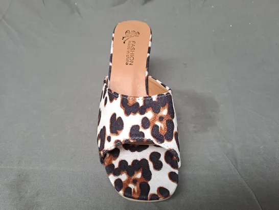 BOXED PAIR OF FASHION OPEN TOE BLOCK HEEL SANDALS IN ANIMAL PRINT EU SIZE 38