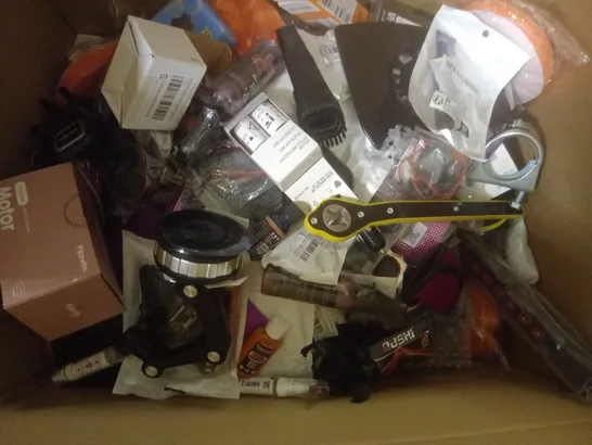 LARGE BOX OF ASSORTED CAR ITEMS TO INCLUDE TOOLS - BADGES AND PAINT TOUCH UPS / COLLECTION ONLY 