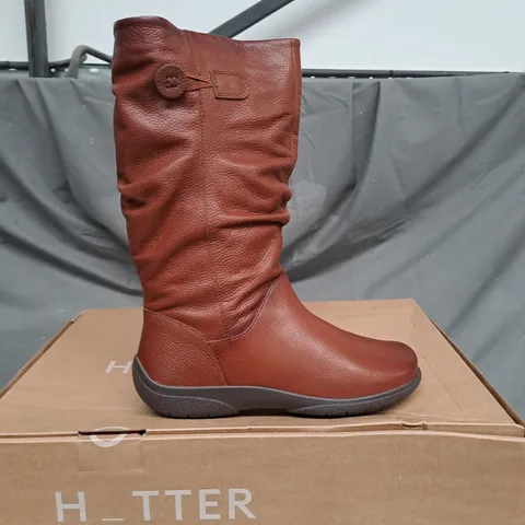 BOXED PAIR OF HOTTER DERRYMORE LEATHER BOOTS IN RICH TAN SIZE 7