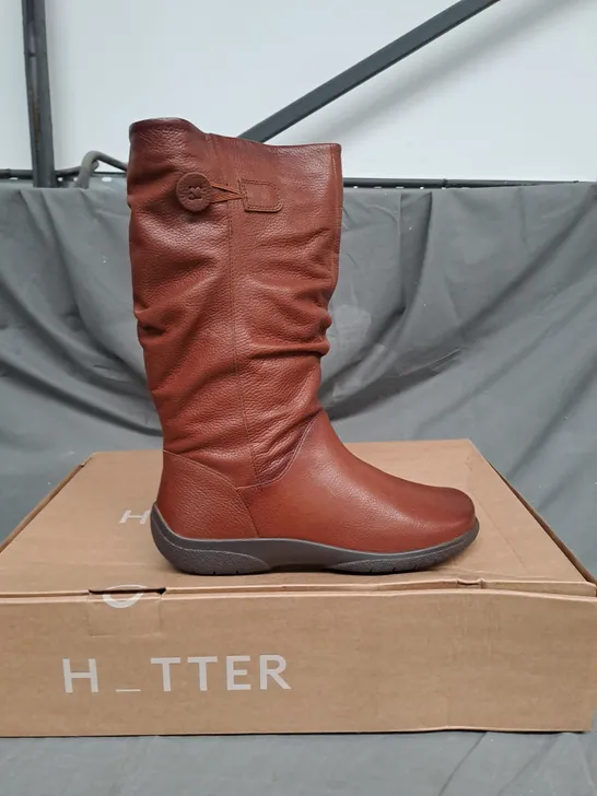 BOXED PAIR OF HOTTER DERRYMORE LEATHER BOOTS IN RICH TAN SIZE 7