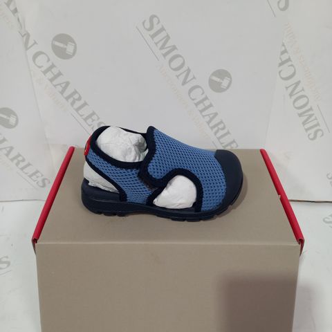 BOXED PAIR OF HUNTER SANDALS SIZE KIDS 5
