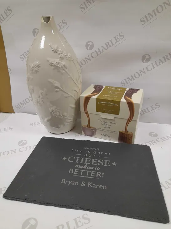 LOT OF 3 ASSORTED HOUSEHOLD ITEMS TO INCLUDE CERAMIC VASE, PERSONALISED CHEESEBOARD PLAQUE, THE EVERYTHING LATTE SELECTION