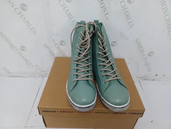 BOXED PAIR OF ADESSO BOOTS SIZE 6