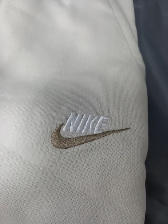 NIKE STANDARD EMBROIDED SHORTS IN CREAM - LARGE