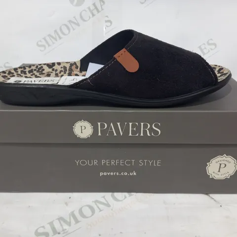 BOXED PAIR OF PAVERS OPEN TOE SANDALS IN BLACK/LEOPARD PRINT EU SIZE 38