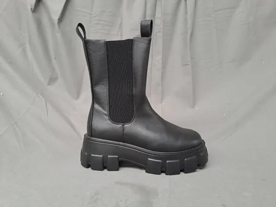 BOXED PAIR OF PRETTY LITTLE THING WIDE FIT CHUNKY BOOTS IN BLACK UK SIZE 6