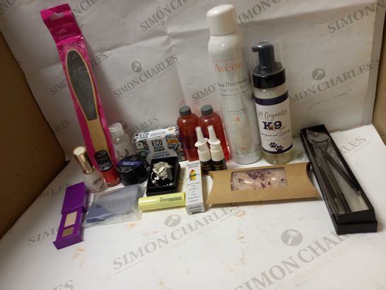 LOT OF APPROX 12 ASSORTED COSMETIC PRODUCTS TO INCLUDE FOOT FILE, CUTICLE TINT, ORGANIC DOG WASH, ETC