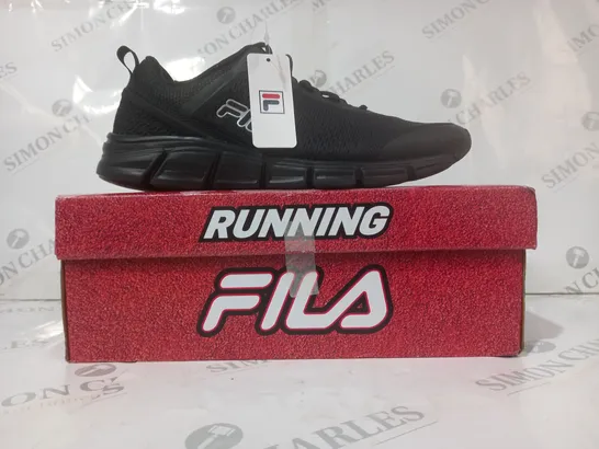 BOXED PAIR OF FILA FLASH ATTACK TRAINERS IN BLACK UK SIZE 7