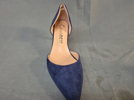 BOXED PAIR OF POINTED TOE HEELED SHOES IN NAVY EU SIZE 42.5