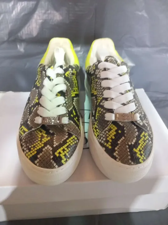 BOXED STEVE MADDEN MERGER SYNTHETIC SNEAKERS SIZE 36