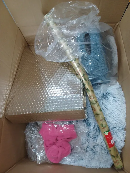 BOX OF APPROXIMATELY 8 ASSORTED ITEMS TO INCLUDE - CARMEN MIRROR - KNEELING PAD - WRAPPING PAPER ETC