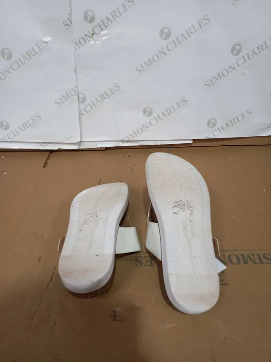 CLARKS UNSTRUCTED WHITE SANDALS SIZE 5