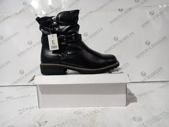 BOXED PAIR OF SHOES BY EMMA ANKLE BOOTS IN BLACK SIZE 7